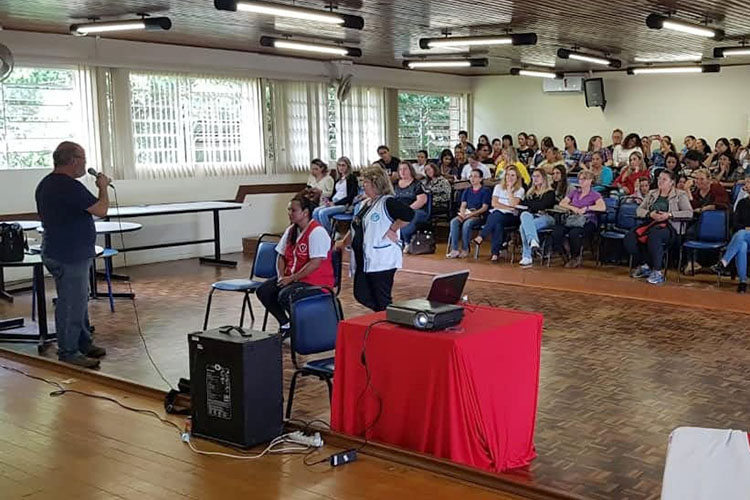 Secretaria de Saúde de Castro capacita professores para teste de acuidade visual