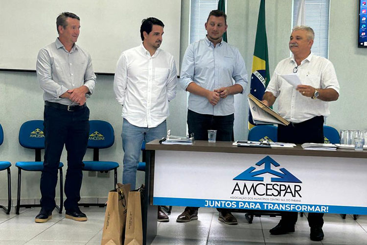 Leandro Jasinski de Rio Azul assume presidência da AMCESPAR