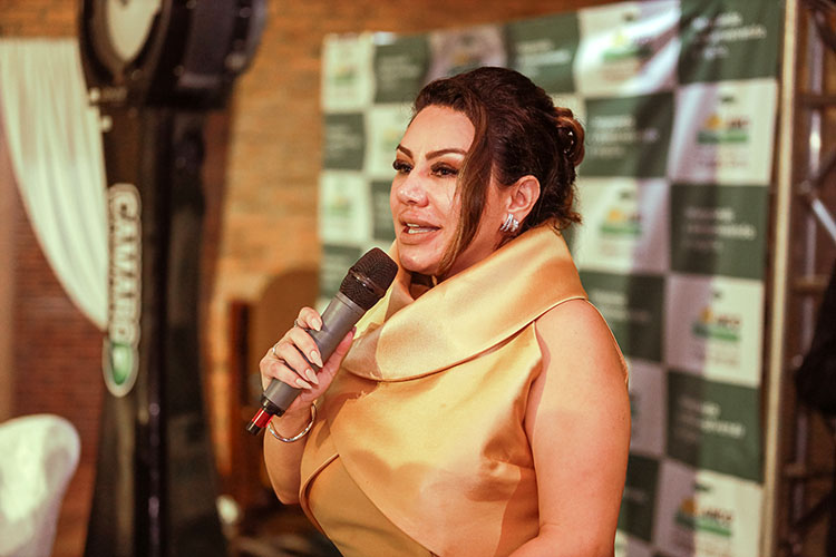 Dayane Sovinski toma posse como presidente da AMCG; Estado destaca apoio aos Campos Gerais