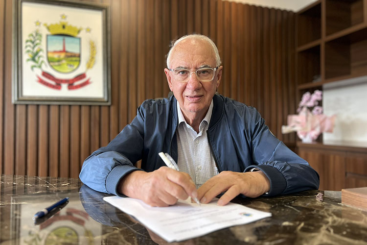 Na véspera do Dia do Trabalhador, Prefeitura Castro paga 23,6% de reajuste e quatro meses de Vale-Alimentação