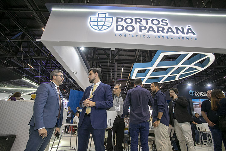 Portos do Paraná impulsiona negócios e debate avanços legais em evento portuário