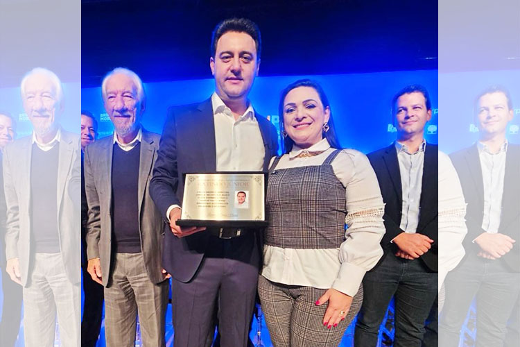 Elisangela representa prefeitos ao discursar na posse da AMP