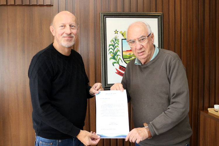 Castro assina termo de adesão com TJ para regularizar cerca de 1 mil imóveis