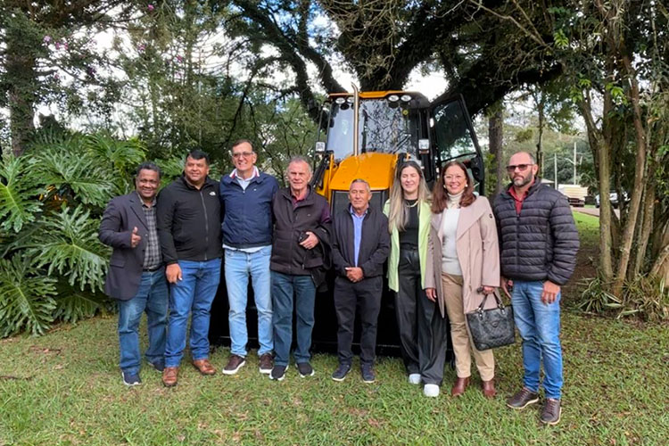 Tibagi recebe retroescavadeira para reforçar atendimento aos pequenos produtores