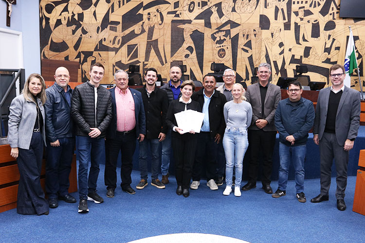 Elizabeth entrega projetos de revisão do Plano de Diretor na Câmara