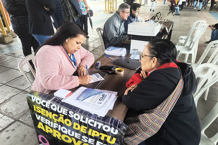 Prefeitura de PG leva atendimento sobre o IPTU para o Terminal Central