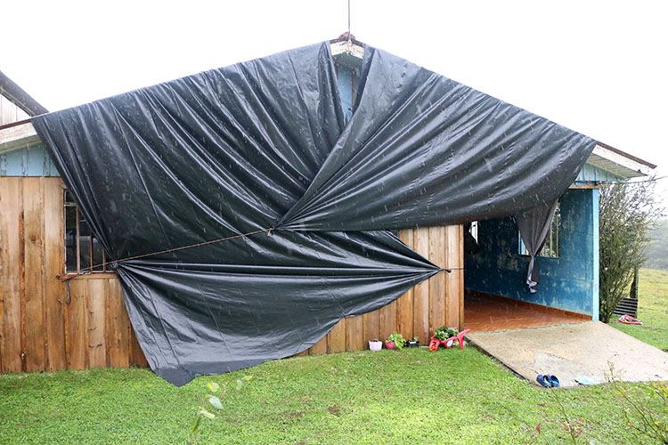 Prefeitura, Defesa Civil e Bombeiros atuam para auxiliar moradores afetados por temporais em Castro