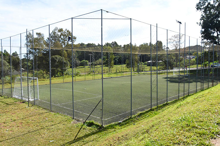 Prefeitura de PG realiza manutenção em campos society nos bairros