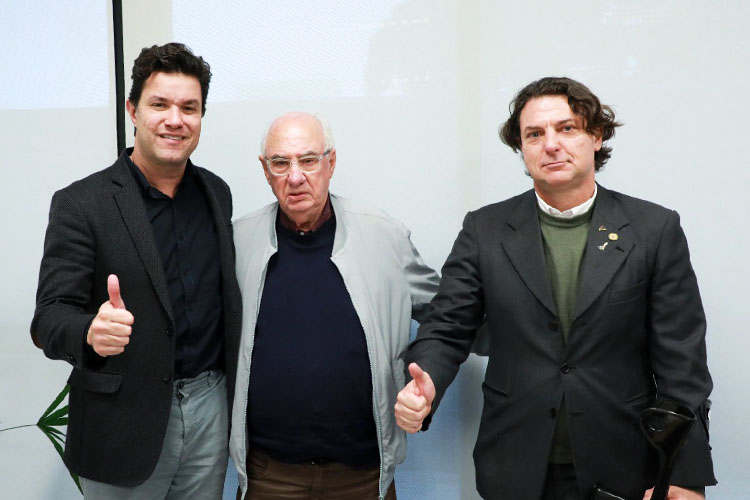 Castro garante mais R$ 7 mi em asfalto e equipamentos para a Agricultura