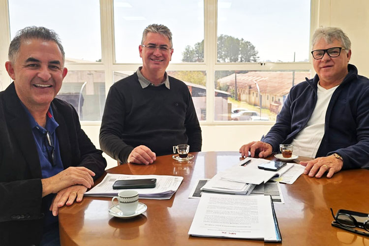 Julio Küller fortalece laços institucionais em visita ao prefeito de Palmeira