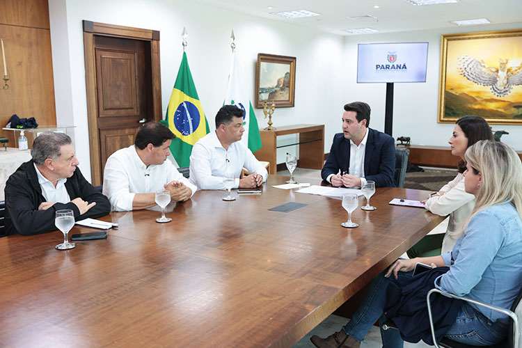 Ratinho Junior anuncia R$ 100 milhões para obras de pavimentação em Ponta Grossa