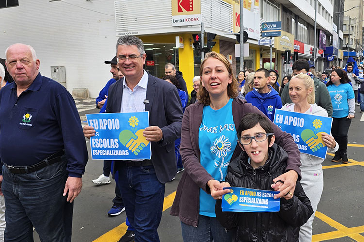 Mobilização reúne população de Ponta Grossa e reforça defesa das escolas especializadas