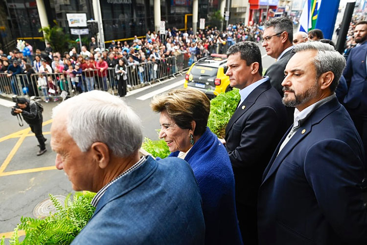 Comunidade lota a Vicente Machado e celebra os 202 anos de PG em desfile cívico