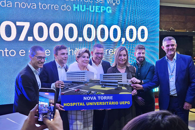 Aliel e reitor Miguel assinam ordem de serviço para obras da nova torre do HU-UEPG