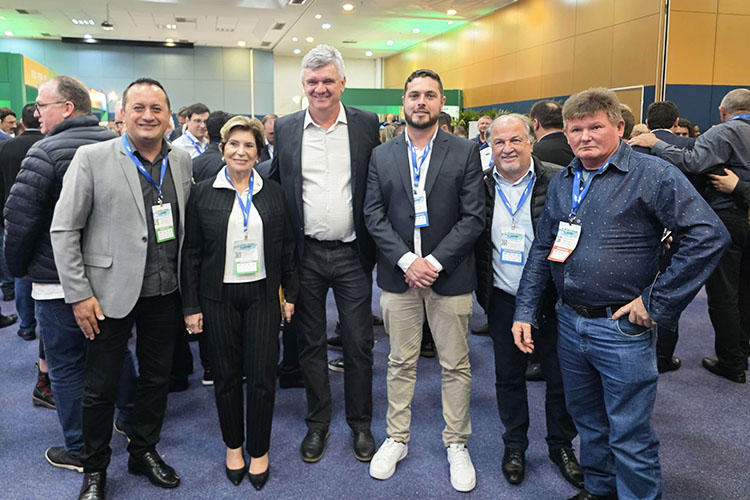 Prefeitos e prefeitas representam a AMCG no 1º Congresso dos Municípios do Paraná